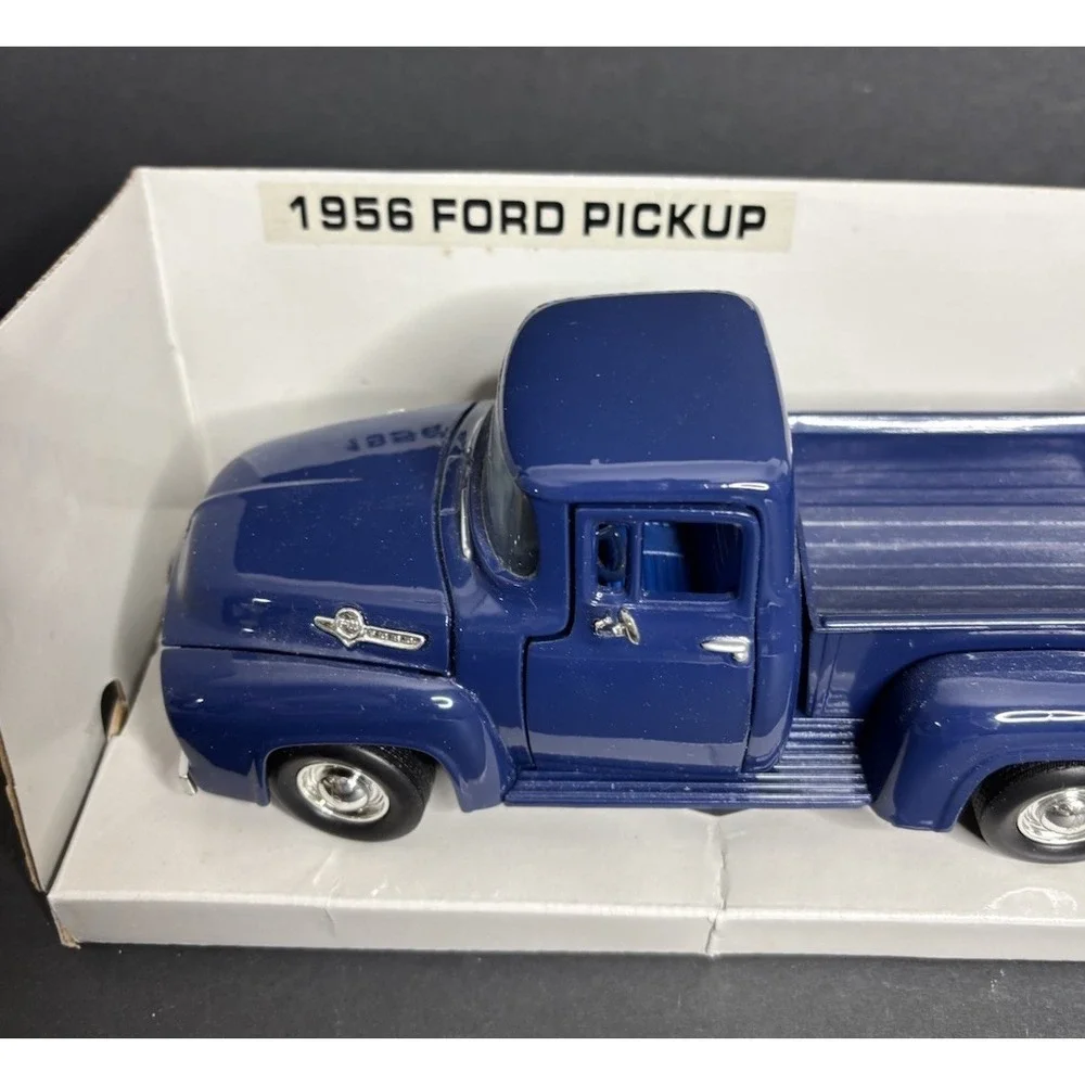 Motor Max 1956 Ford Pickup Diecast Model Truck Toys 1:24 Scale